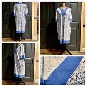 NWOT CROFT & BARROW ZIP-UP FRONT ROBE